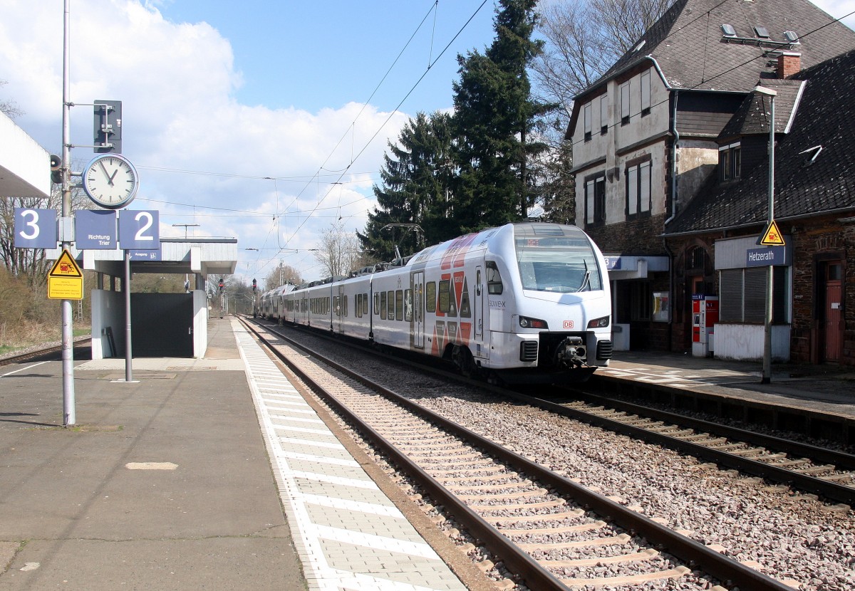 Ein Nachschuss vom RE1 aus Mannheim-Hbf nach Koblenz-Hbf kommt durch Hetzerath in Richtung Koblenz. 
Bei Sonne und Wolken am Miitag vom 5.4.2015.