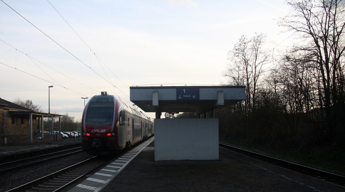 Ein Nachschuss vom RE11 aus Koblenz-Hbf nach Luxembourg-Hbf  kommt durch Hetzerath aus Richtung Koblenz und fährt in Richtung Trier. 
In der Abendsonne am Abend vom 2.4.2015.