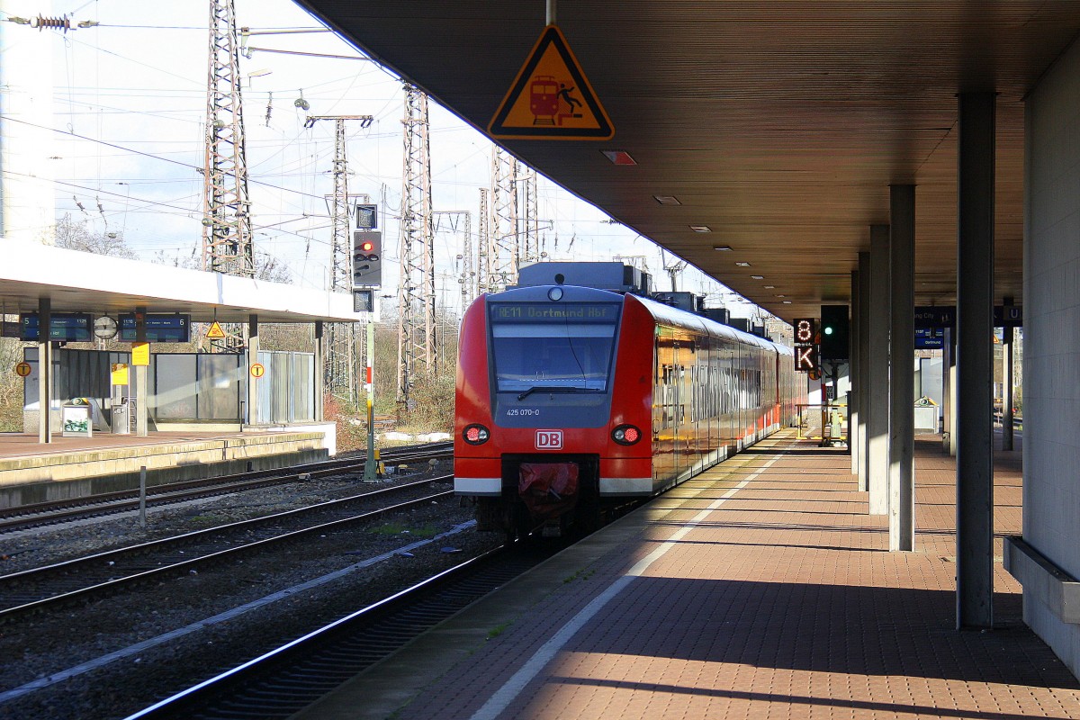 Ein Nachschuss von der RE11 aus Mönchengladbach-Hbf nach Dortmund-Hbf bei der Abfahrt in Richtung Mülheim(Ruhr)Hbf.
Aufgenommen vom Bahnsteig 8 in Duisburg-Hbf.
Bei Sonnenschein am Vormittag vom 10.1.2016. 