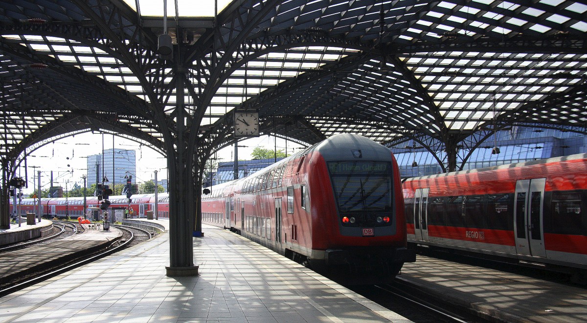 Ein Nachschuss vom RE1(Nordrhein-Westfalen-Express)  aus Aachen-Hbf-Hamm-Westfalen Vorne fährt die 146 023 DB.
Aufgenommen in Köln-Hbf am Vormittag vom 11.8.2014.