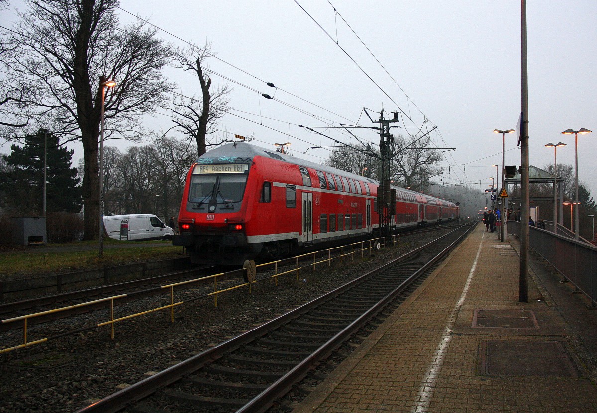 Ein Nachschuss vom RE4 aus Dortmund-Hbf nach Kohlscheid und Vorne fährt die 111 012 DB und Endet in Kohlscheid wegen Brückenarbeiten an der Strecke zwischen Aachen und Kohlscheid.
Bei Nebel am Kalten Nachmittag vom 23.1.2015.