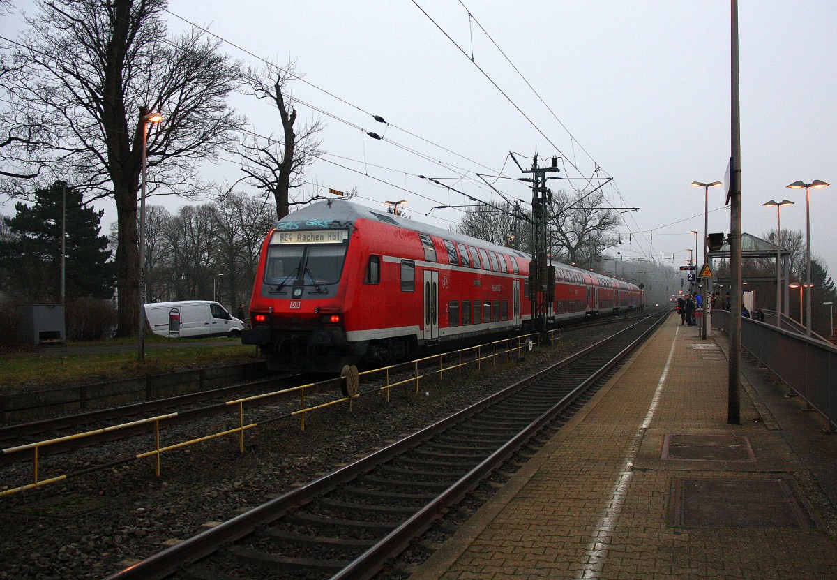 Ein Nachschuss vom RE4 aus Dortmund-Hbf nach Kohlscheid und Vorne fährt die 111 012 DB und Endet in Kohlscheid wegen Brückenarbeiten an der Strecke zwischen Aachen und Kohlscheid.
Bei Nebel am Kalten Nachmittag vom 23.1.2015.