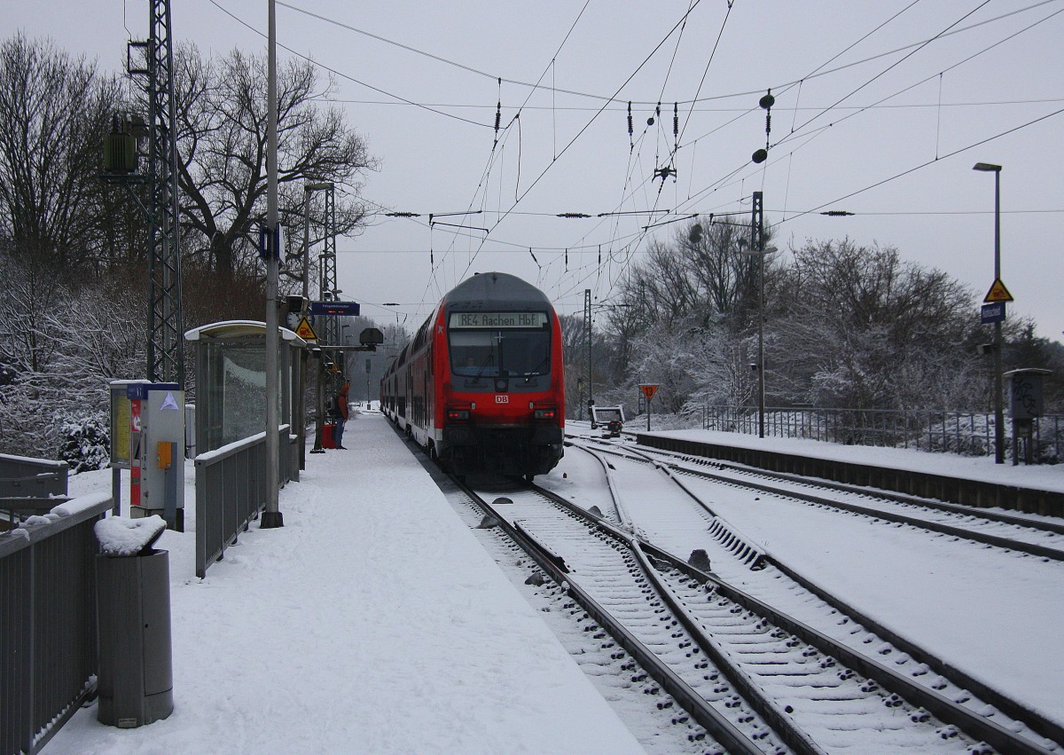 Ein Nachschuss vom RE4 aus Dortmund-Hbf nach Kohlscheid und Vorne fährt die 111 116 DB und Endet in Kohlscheid wegen Brückenarbeiten an der Strecke zwischen Aachen und Kohlscheid. 
Bei Schneewolken am Kalten Mittag vom 24.1.2015.