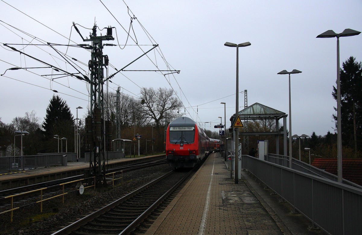 Ein Nachschuss vom RE4 aus Dortmund-Hbf nach Aachen-Hbf und Vorne fährt die 111 158-2 DB und fährt in Richtung Richterich,Laurensberg,Aachen-West.
Aufgeommen am Bahnhof Kohlscheid.
Bei Sonne und Regenwolken am Kalten Morgen vom 3.3.2015.
