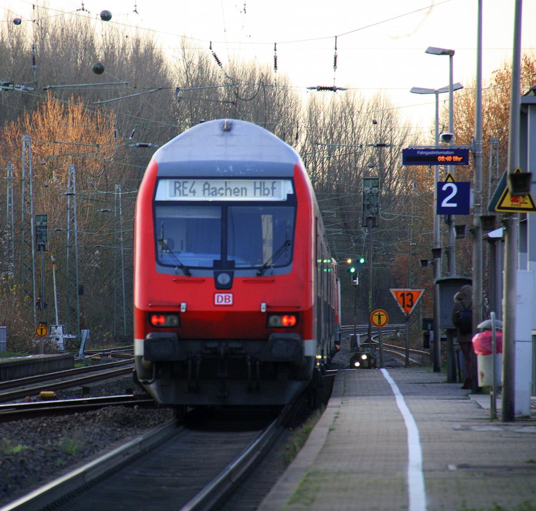 Ein Nachschuss vom RE4 aus Dortmund-Hbf nach Aachen-Hbf und  fährt durch Kohlscheid in Richtung Richterich,Laurensberg,Aachen-West. Am Kalten Morgen vom 10.12.2015.