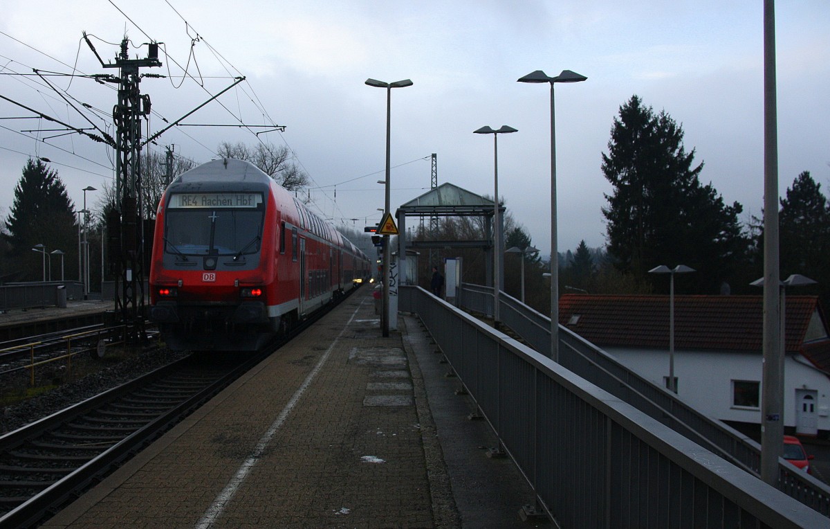 Ein Nachschuss vom RE4 (Wupper-Express) aus Dortmund-Hbf-Aachen-Hbf und Vorne fährt die 111 116 DB kommt aus Richtung Neuss,Mönchengladbach,Herzogenrath und hilt in Kohlscheid und fährt in Richtung Richterich,Laurensberg,Aachen-West.
Bei Wolken am Kalten Morgen vom 27.1.2015.