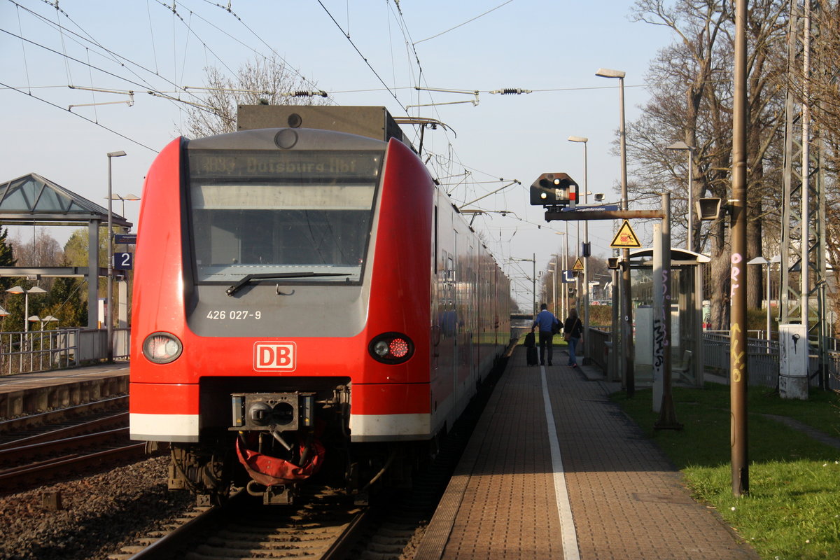 Ein Nachschuss von der Rhein Niers Bahn (RB33) aus Aachen-Hbf nach Duisburg-Hbf und hilt in Kohlscheid und fährt in Richtung Herzogenrath,Mönchengladbach. 
Aufgenommen von Bahnsteig 1 in Kohlscheid.
Bei schönem Sonnenschein am Nachmittag vom 26.3.2017.