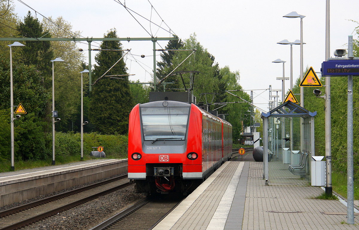 Ein Nachschuss von der Rhein Niers Bahn RB33 und kamm aus Duisburg-Hbf nach Aachen-Hbf und kamm aus Richtung Mönchengladbach-Hbf,Rheydt-Hbf,Wickrath,Beckrath,Herrath und hilt in Erkelenz und fährt dann weiter in Richtung Baal,Hückelhoven-Baal,Brachelen,Lindern,Süggerath,Geilenkirchen,Frelenberg,Zweibrüggen,Übach-Palenberg,Rimburg,Finkenrath,Hofstadt,Herzogenrath, Kohlscheid,Richterich,Laurensberg,Aachen-West,Aachen-Schanz,Aachen-Hbf. 
Aufgenommen vom Bahnsteig 2 in Erkelenz. 
Bei Wolken am Nachmittag vom 3.5.2017.