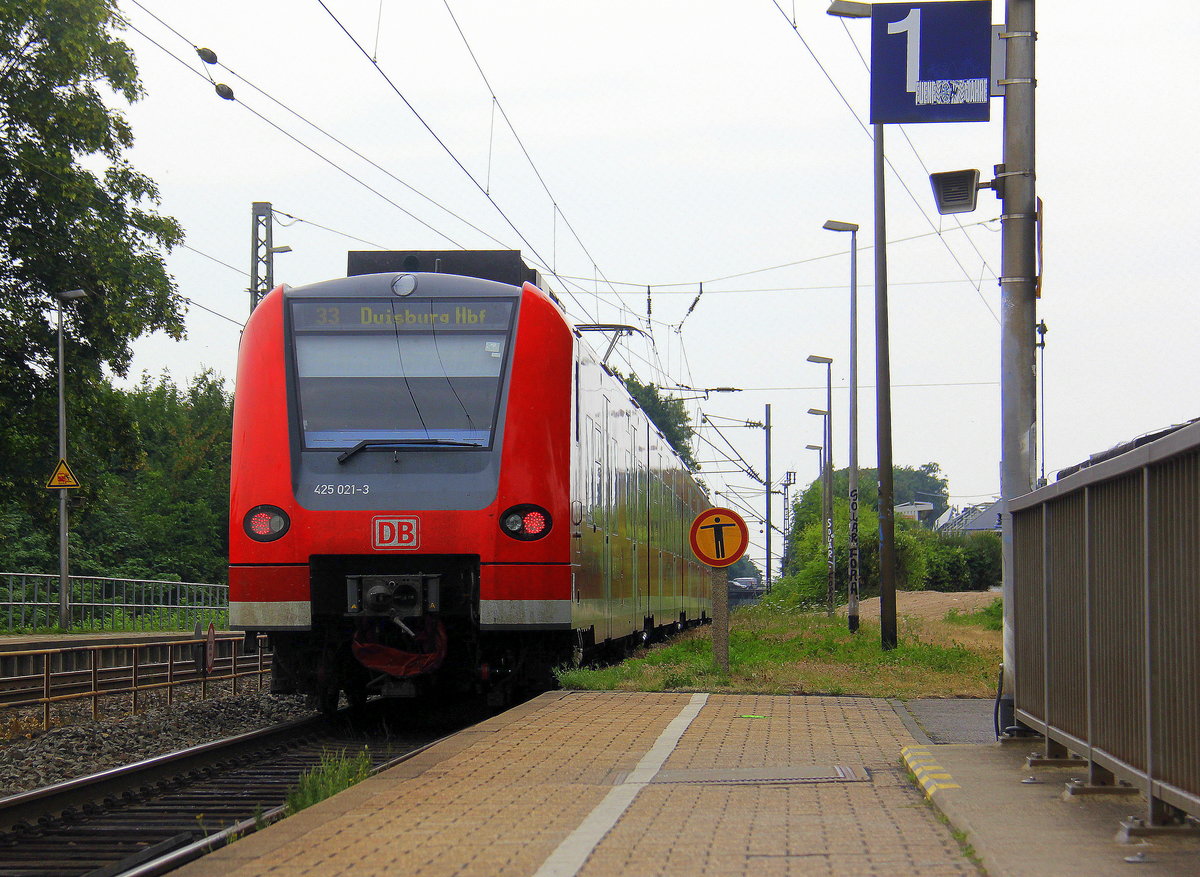Ein Nachschuss von der Rhein Niers Bahn (RB33) aus Aachen-Hbf nach Duisburg-Hbf und hilt in Kohlscheid und fährt in Richtung Herzogenrath,Mönchengladbach. 
Aufgenommen von Bahnsteig 1 in Kohlscheid. 
Bei Sommerwetter am Nachmittag vom 4.7.2018.