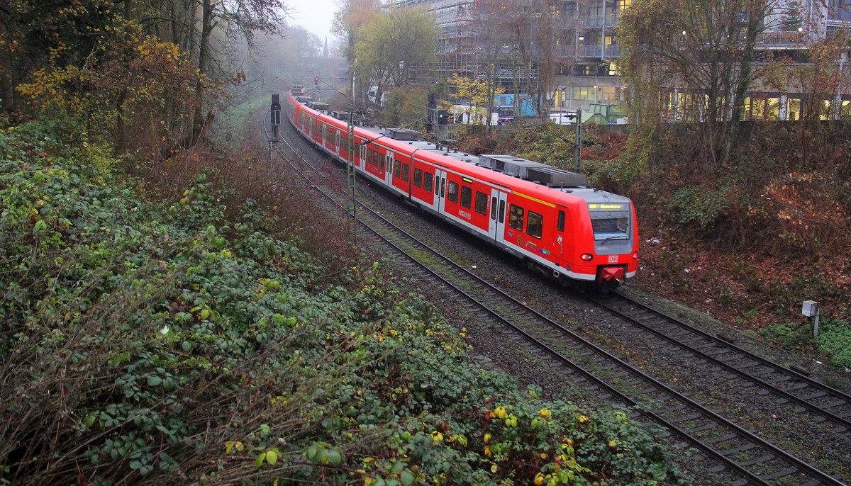 Ein Nachschuss von der Rhein Niers Bahn (RB33) aus Aachen-Hbf nach Heinsberg-Rheinland-Duisburg-Hbf und kommt aus Richtung Aachen-Hbf in Richtung Aachen-Schanz,Aachen-West,Laurensberg,Richterich,Kohlscheid,Herzogenrath,Palenberg,Zweibrüggen,Frelenberg,Geilenkirchen,Süggerath,Lindern,Brachelen,Hückelhoven-Baal,Baal,Erkelenz, Herrath,Beckrath,Wickrath,Rheydt-Hbf,Mönchengladbach-Hbf. 
Aufgenommen von einer Brücke von der Weberstraße in Aachen.
Bei Regenwetter am Nasskalten Morgen vom 27.11.2018.