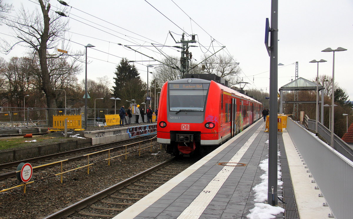 Ein Nachschuss von der Rhein Niers Bahn (RB33) aus Duisburg-Hbf nach Aachen-Hbf und hält in Kohlscheid und fährt in Richtung Richterich,Laurensberg,Aachen-West,Aachen-Schanz,Aachen-Hbf. 
Aufgenommen von Bahnsteig 2 in Kohlscheid. 
Bei Sonne und Wolken am Nachmittag vom 4.2.2019.