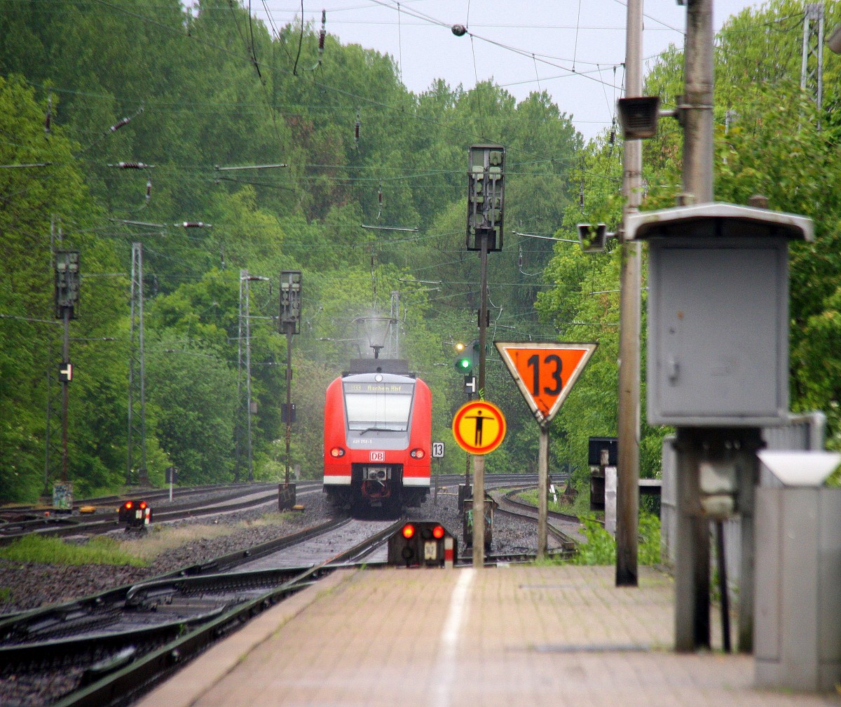 Ein Nachschuss von der Rhein Niers Bahn (RB33) aus Duisburg-Hbf-Heinsberg-Rheinland) nach Aachen-Hbf kommt aus Richtung Mönchengladbach,Herzogenrath und fährt durch Kohlscheid und fährt in Richtung Richterich,Laurensberg,Aachen-West.
bei Regenwolken am Abend vom 6.5.2014.