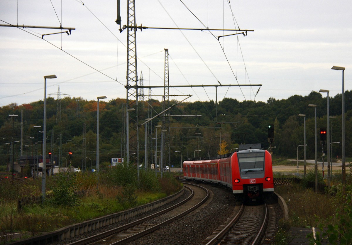 Ein Nachschuss von der Rhein Niers Bahn (RB33)  aus Aachen-Hbf-Heinsberg-Rheinand-Duisburg-Hbf und kommt aus Richtung Aachen-Hbf,Aachen-Schanz,Aachen-West,Laurensberg,Richterich,Kohlscheid und hält in Herzogenrath und fährt in Richtung Hofstadt,Finkenrath,Rimburg,Übach-Palenberg,Zweibrüggen,Frelenberg,Geilenkirchen,Süggerrath,Lindern,Brachelen,Hückelhoven-Baal,Baal,Erkelenz,Herrath,Beckrath,Wickrath,Rheydt,Mönchengladbach. Bei Regenwolken am Abend vom 12.10.2014.
