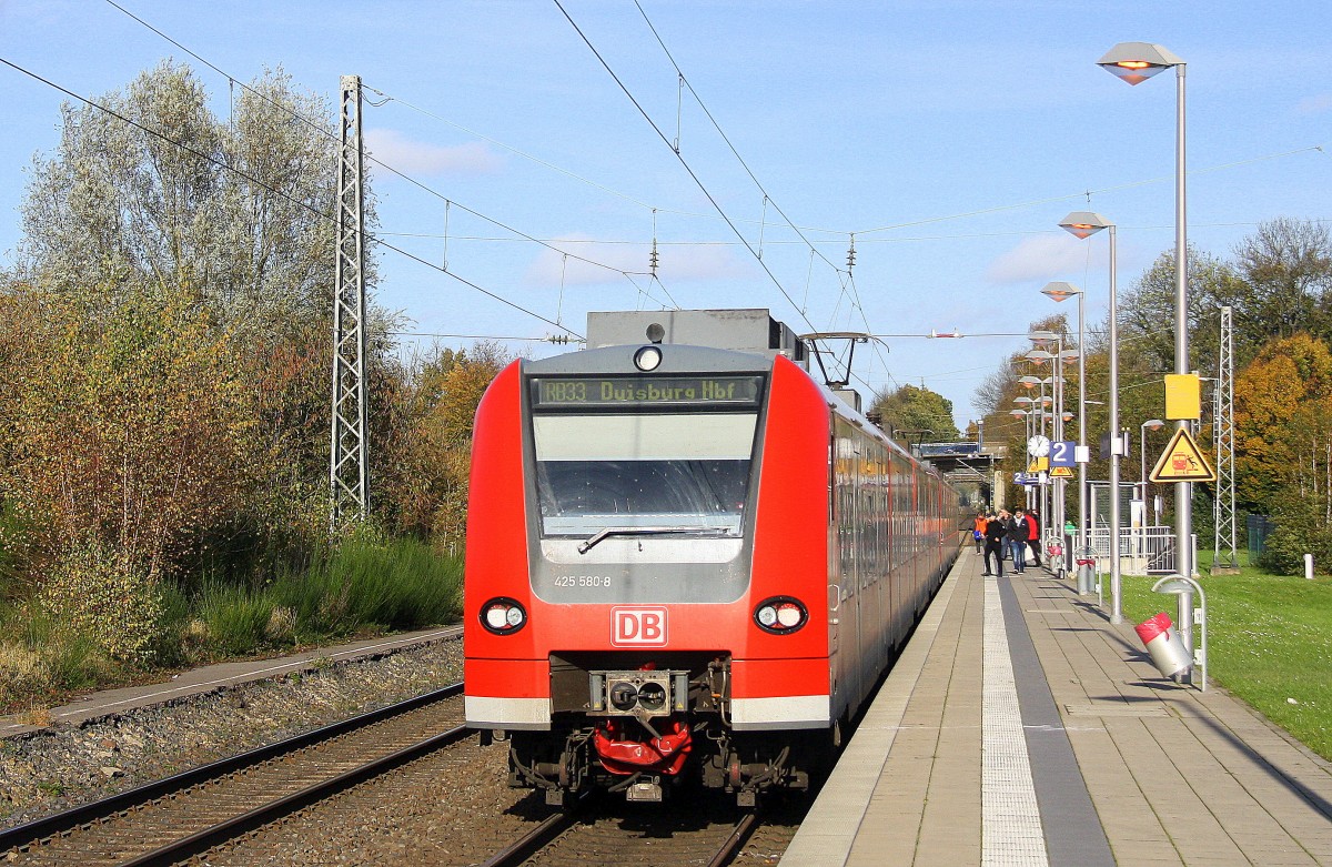 Ein Nachschuss von der Rhein Niers Bahn (RB33) aus Aachen-Hbf-Duisburg-Hbf und aus  Richtung Aachen-Hbf,Aachen-Schanz,Aachen-West,Laurensberg,Richterich,Kohlscheid,Herzogenrath und hält in Übach-Palenberg und fährt in Richtung Zweibrüggen,Frelenberg,Geilenkirchen,Süggerrath,Lindern,Brachelen,Hückelhoven-Baal,Baal,Erkelenz,Herrath,Beckrath,Wickrath,Rheydt. Bei schönem Novemberwetter am Mittag vom 8.11.2014.