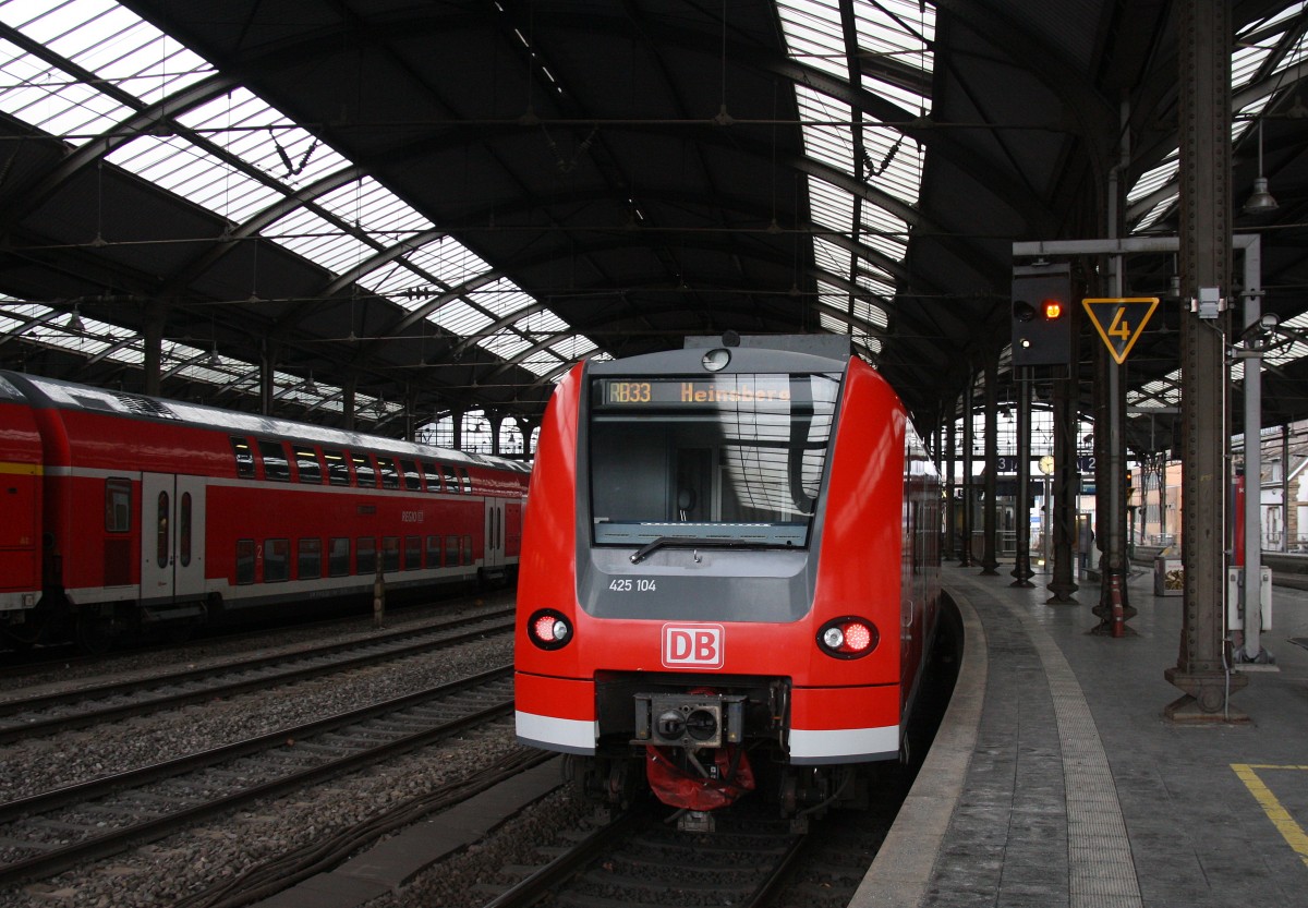 Ein Nachschuss von der Rhein Niers Bahn (RB33) steht im Aachener-Hbf bereit zur Abfahrt nach Heinsberg,Duisburg-Hbf. Aufgenommen in Aachen-Hbf am Kalten 11.1.2015.