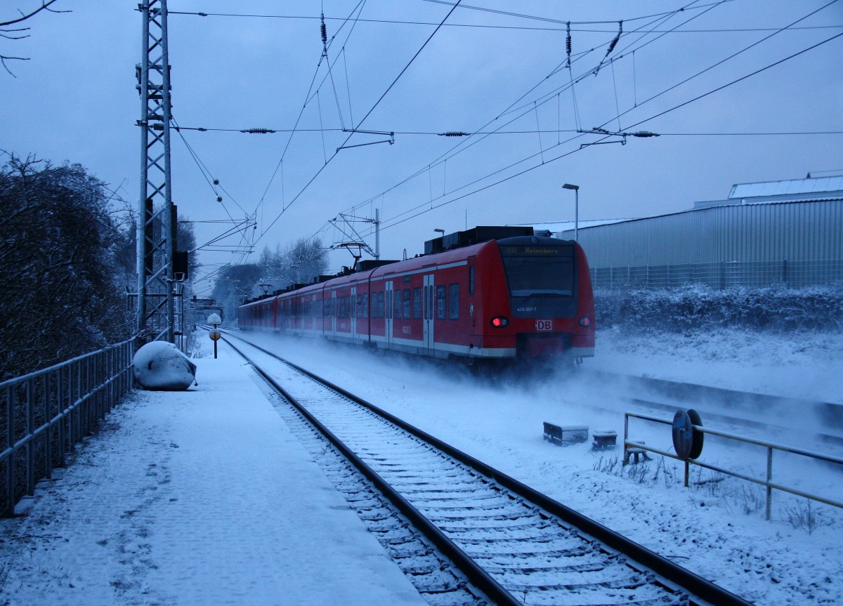 Ein Nachschuss von der Rhein Niers Bahn (RB33) aus Aachen-Hbf nach Heinsberg-Rheinland,Duisburg-Hbf  kommt aus Richtung Aachen-West,Laurensberg,Richterich und rast durch Kohlscheid in Richtung  Herzogenrath,Hofstadt,Finkenrath,Rimburg,Übach-Palenberg,Zweibrüggen,Frelenberg,Geilenkirchen,Süggerrath,Lindern,Brachelen,Hückelhoven-Baal,Baal,Erkelenz,Herrath,Beckrath,Wickrath,Rheydt,Mönchengladbach.
Bei Schnee am Kalten Morgen vom 30.1.2015.