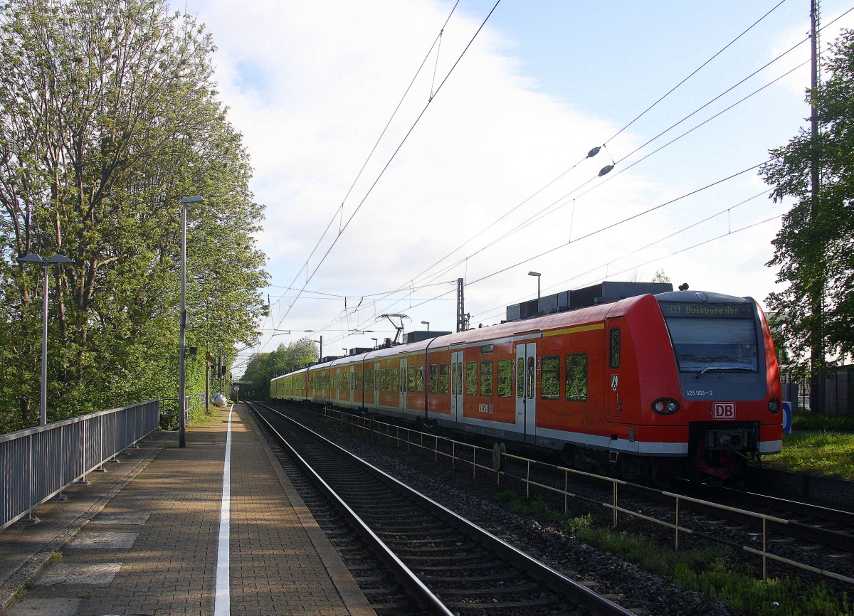 Ein Nachschuss von der Rhein Niers Bahn (RB33) aus Aachen-West nach Duisburg-Hbf und hilt in Kohlscheid und fährt in Richtung Herzogenrath,Mönchengladbach. 
Bei schönem Sonnenschein am Morgen vom 7.5.2015.
