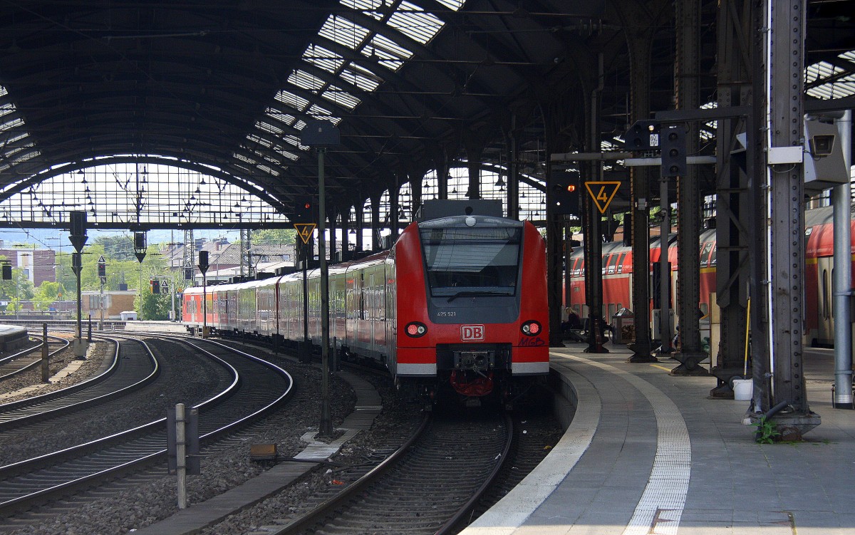 Ein Nachschuss von der Rhein Niers Bahn (RB33) steht im Aachener-Hbf bereit zur Abfahrt nach Duisburg-Hbf.
Aufgenommen in Aachen-Hbf am Nachmittag vom 21.5.2015.