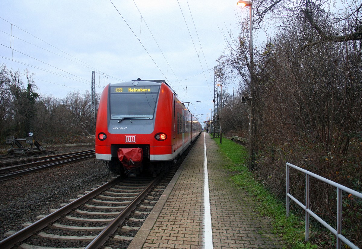 Ein Nachschuss von der Rhein Niers Bahn (RB33) aus Aachen-West nach Heinsberg-Rheinland-Duisburg-Hbf und hilt in Kohlscheid und fährt in Richtung Herzogenrath,Mönchengladbach. 
Bei Wolken am Nachmittag vom 18.12.2015.