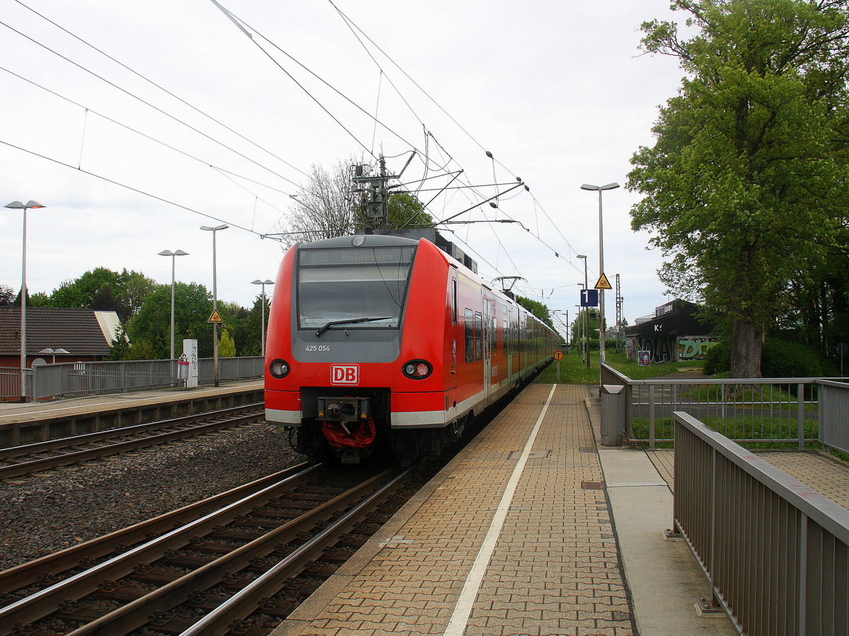 Ein Nachschuss von der Rhein Niers Bahn (RB33) aus Aachen-Hbf nach Heinsberg-Rheinland-Duisburg-Hbf und hilt in Kohlscheid und fährt in Richtung Herzogenrath,Mönchengladbach. 
Aufgenommen von Bahnsteig 1 in Kohlscheid. 
Bei Regenwolken am Nachmittag vom 10.5.2016.