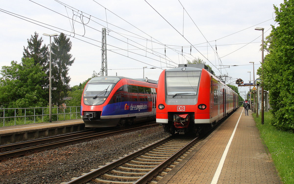 Ein Nachschuss von der Rhein Niers Bahn (RB33) aus Aachen-West nach Duisburg-Hbf und hilt in Kohlscheid und fährt in Richtung Herzogenrath,Mönchengladbach. 
Aufgenommen von Bahnsteig 1 in Kohlscheid.
Bei Sonne und Regenwolken am Nachmittag vom 18.5.2016.
