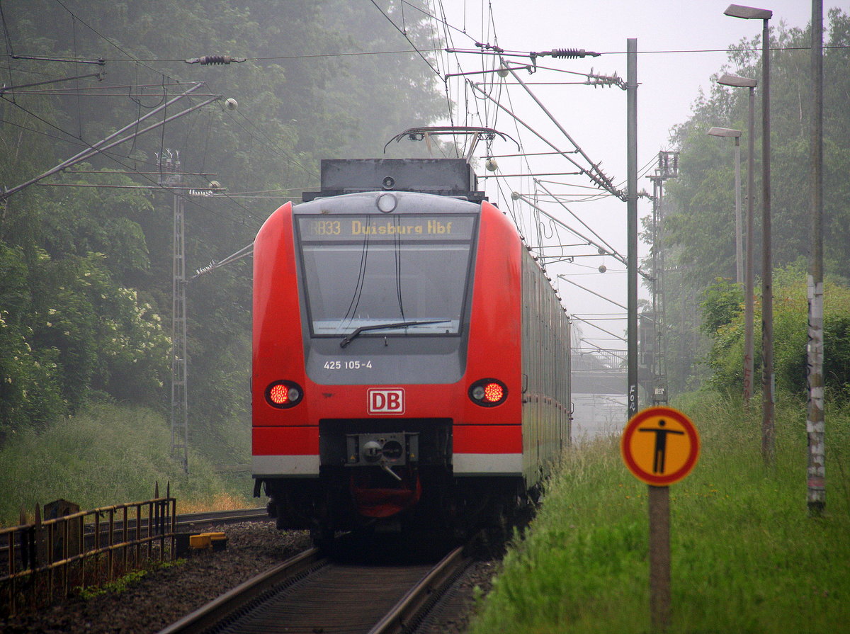 Ein Nachschuss von der Rhein Niers Bahn (RB33) aus Aachen-West nach Duisburg-Hbf und hilt in Kohlscheid und fährt in Richtung Herzogenrath,Mönchengladbach. 
Aufgenommen von Bahnsteig 1 in Kohlscheid. 
Bei Regenwetter  am Nachmittag vom 30.5.2016.