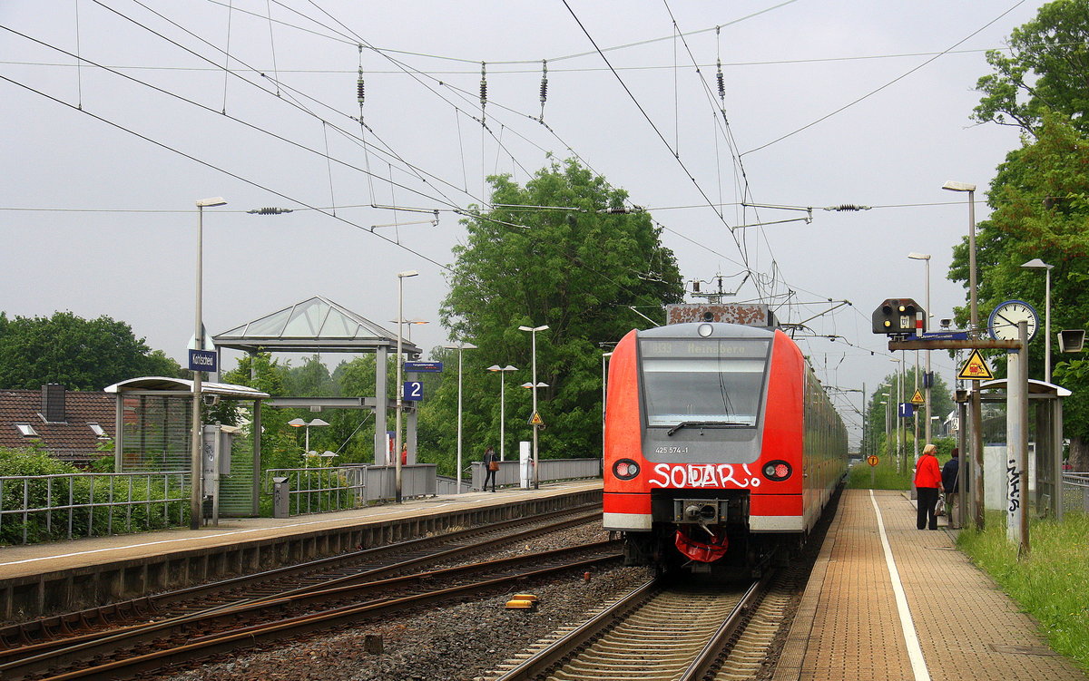 Ein Nachschuss von der Rhein Niers Bahn (RB33) aus Aachen-Hbf nach Heinsberg-Rheinland-Duisburg-Hbf und hilt in Kohlscheid und fährt in Richtung Herzogenrath,Mönchengladbach. Aufgenommen von Bahnsteig 1 in Kohlscheid. 
Bei Sonne und  Regenwolken am Nachmittag vom 3.6.2016.