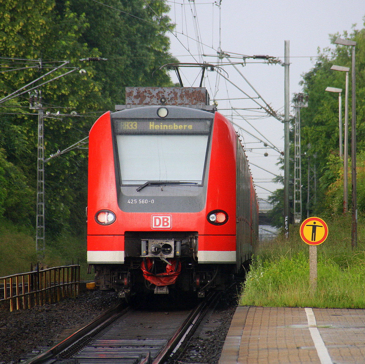 Ein Nachschuss von der Rhein Niers Bahn (RB33) aus Aachen-Hbf nach Heinsberg-Rheinland-Duisburg-Hbf und hilt in Kohlscheid und fährt in Richtung Herzogenrath,Mönchengladbach. 
Aufgenommen von Bahnsteig 1 in Kohlscheid.
Bei Regenwetter am Nachmittag vom 17.6.2016.