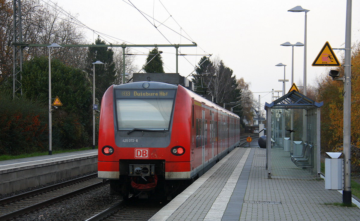Ein Nachschuss von der Rhein Niers Bahn RB33 und kamm aus Aachen-Hbf nach Duisburg-Hbf und kommt aus Richtung Aachen-Hbf,Aachen-Schanz,Aachen-West,Laurensberg,Richterich,Kohlscheid,Herzogenrath,Palenberg,Zweibrüggen,Frelenberg,Geilenkirchen,Süggerrath,Lindern,Brachelen,Hückelhoven-Baal,Baal und hält in Erkelenz und fuhr dann weiter in Richtung Herrath,Beckrath,Wickrath,Rheydt-Hbf,Mönchengladbach-Hbf. 
Aufgenommen vom Bahnsteig 1 in Erkelenz. 
Bei Wolken am Nachmittag vom 27.11.2016.
