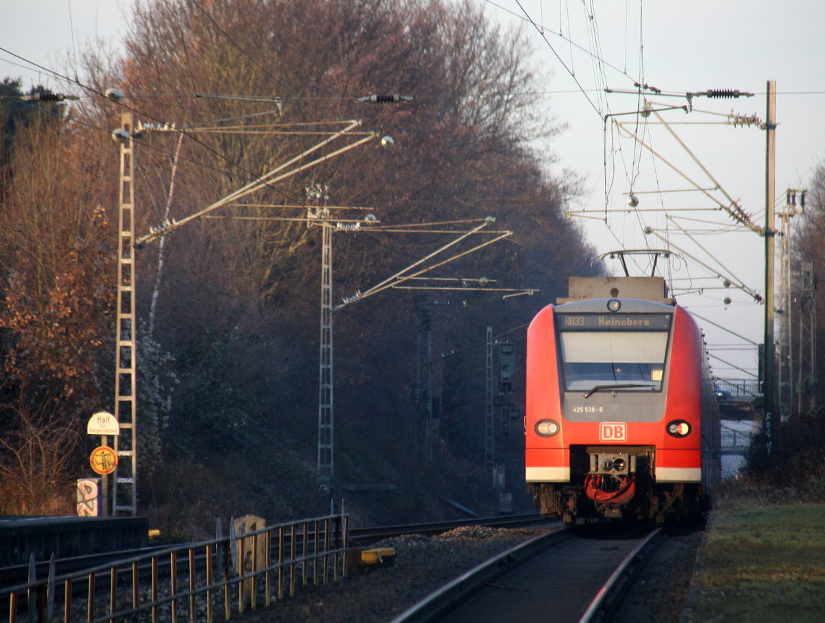 Ein Nachschuss von der Rhein Niers Bahn (RB33) aus Aachen-Hbf nach Heinsberg-Rheinland-Duisburg-Hbf und hilt in Kohlscheid und fährt in Richtung Herzogenrath,Mönchengladbach. 
Aufgenommen von Bahnsteig 1 in Kohlscheid.
Bei schönem Sonnenschein am Kalten Nachmittag vom 6.12.2016.