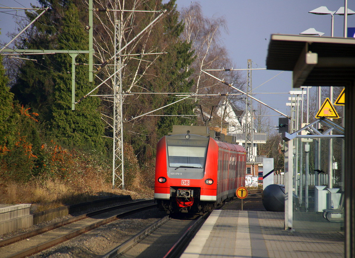 Ein Nachschuss von der Rhein Niers Bahn RB33 und kamm aus Aachen-Hbf nach Duisburg-Hbf und kommt aus Richtung Aachen-Hbf,Aachen-Schanz,Aachen-West,Laurensberg,Richterich,Kohlscheid,Herzogenrath,Palenberg,Zweibrüggen,Frelenberg,Geilenkirchen,Süggerrath,Lindern,Brachelen,Hückelhoven-Baal,Baal und hält in Erkelenz und fuhr dann weiter in Richtung Herrath,Beckrath,Wickrath,Rheydt-Hbf,Mönchengladbach-Hbf. 
Aufgenommen vom Bahnsteig 2 in Erkelenz.
Bei Schöem Sonnenschein am Mittag vom 10.12.2016.