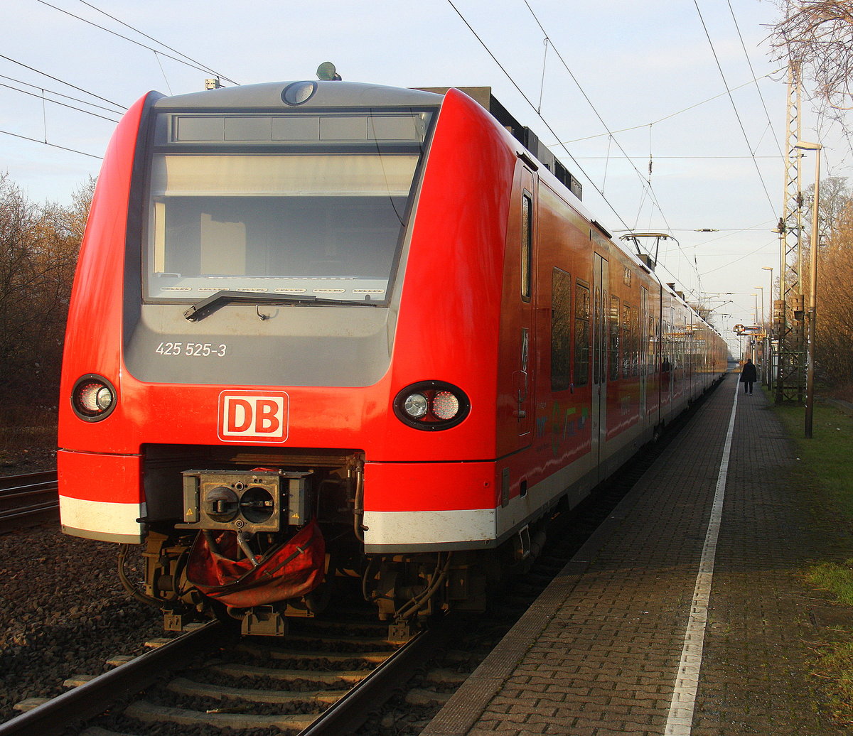 Ein Nachschuss von der Rhein Niers Bahn (RB33) aus Aachen-Hbf nach Heinsberg-Rheinland-Duisburg-Hbf und hilt in Kohlscheid und fährt in Richtung Herzogenrath,Mönchengladbach. 
Aufgenommen von Bahnsteig 1 in Kohlscheid. 
Bei Sonnenschein am Kalten Nachmittag vom 12.2.2017.