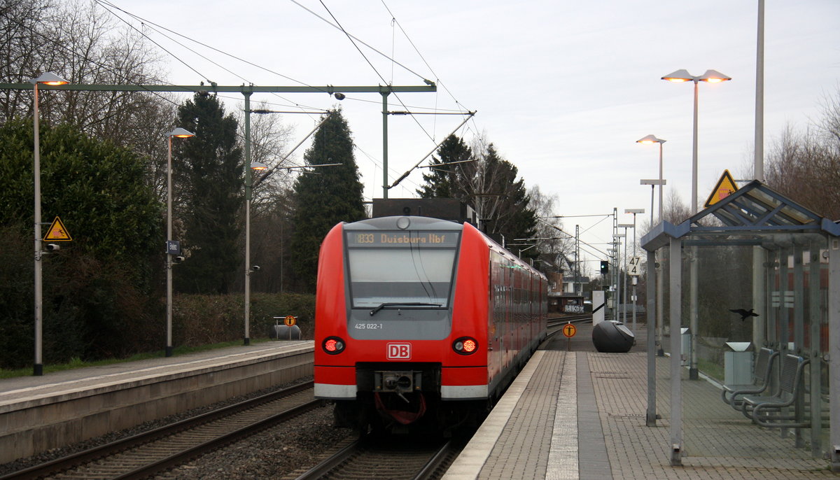 Ein Nachschuss von der Rhein Niers Bahn RB33 und kamm aus Aachen-Hbf nach Duisburg-Hbf und kommt aus Richtung Aachen-Hbf,Aachen-Schanz,Aachen-West,Laurensberg,Richterich,Kohlscheid,Herzogenrath,Palenberg,Zweibrüggen,Frelenberg,Geilenkirchen,Süggerrath,Lindern,Brachelen,Hückelhoven-Baal,Baal und hält in Erkelenz und fuhr dann weiter in Richtung Herrath,Beckrath,Wickrath,Rheydt-Hbf,Mönchengladbach-Hbf. 
Aufgenommen vom Bahnsteig 2 in Erkelenz.
Bei Wolken am Kalten Nachmittag vom 25.2.2017.