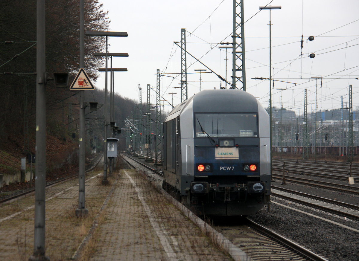 Ein Nachschuss von der Siemens PCW7 ER20-2007 kommt aus Richtung Aachen-Hbf,Aachen-Schanz und fährt durch Aachen-West in Richtung Laurensberg,Richterich als Lokzug aus Aachen-Nord nach Wegberg Kohlscheid,Herzogenrath,Hofstadt,Finkenrath,Rimburg,Übach-Palenberg,Zweibrüggen,Frelenberg,Geilenkirchen,Süggerrath,Lindern,Brachelen,Hückelhoven-Baal,Baal,Erkelenz,Herrath,Beckrath,Wickrath. Aufgenommen vom Bahnsteig in Aachen-West. Bei Wolken am Kalten Nachmittag vom 9.1.2017.