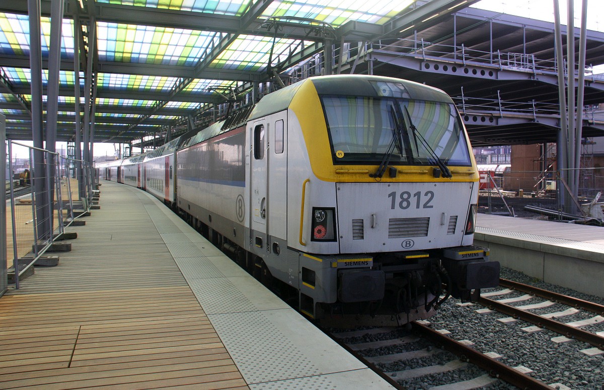 Ein Nachschuss von der SNCB 1812 steht in Oostende(B) mit einem Belgischer Doppeldecker von Oostende(B) nach Bruxelles-Nat.-Aéroport(B).
Aufegommen von Bahnsteig 9 in oostende(B).
Bei Sonnenschein am Mittag vom 28.2.2016.   