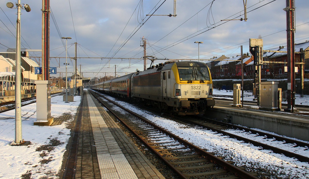 Ein Nachschuss von der SNCB der 1822 schiebt  den IC 512 aus Oostende(B) nach Eupen(B) und hält in Welkenraedt(B) und fährt  dann weiter in Richtung Eupen(B). Aufgenommen am Bahnhof von Welkenraedt(B). Bei Schnee und Sonne am Kalten Nachmittag vom 17.1.2016.