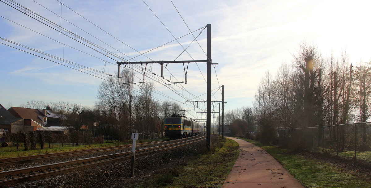 Ein Nachschuss von der SNCB 2108  schiebt einen belgischen Personenzug aus Hasselt(B) nach Tongeren(B) und kamm aus Richtung Hasselt(B) und fuhr durch Hoeselt(B) in Richtung Tongeren(B). 
Aufgenommen von einem Fußgängerweg in Hoeselt(B). 
Bei schönem Winterwetter am kalten Mittag vom 26.12.2018.