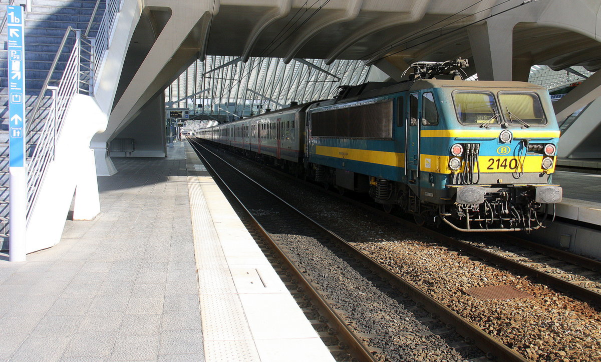 Ein Nachschuss von der SNCB 2140  steht in Liège-Guillemins(B) mit einem R 5167 aus Waremme(B) nach Liège-Guillemins(B).
Aufgenommen vom Bahnsteig 1 in Liège-Guillemins(B).
Bei Sommerwetter am Abend vom 15.6.2017.

