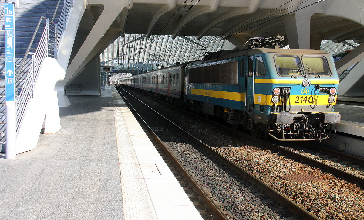Ein Nachschuss von der SNCB 2140  steht in Liège-Guillemins(B) mit einem R 5167 aus Waremme(B) nach Liège-Guillemins(B).
Aufgenommen vom Bahnsteig 1 in Liège-Guillemins(B).
Bei Sommerwetter am Abend vom 15.6.2017.
