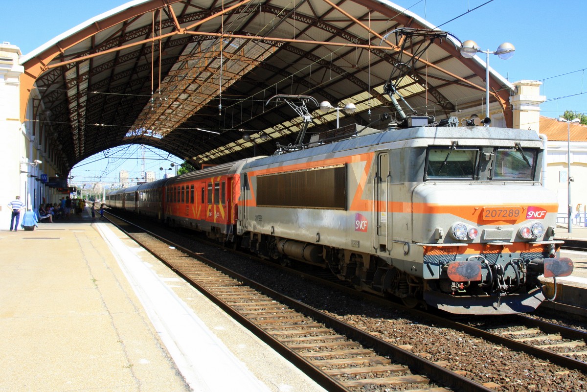 Ein Nachschuss von der SNCF 207289 steht im Bahnhof von Avignon(F) mit einem Regionalzug von Avignon(F) nach Grenoble(F) bei tollem Sommerwetter am 9.8.2013.