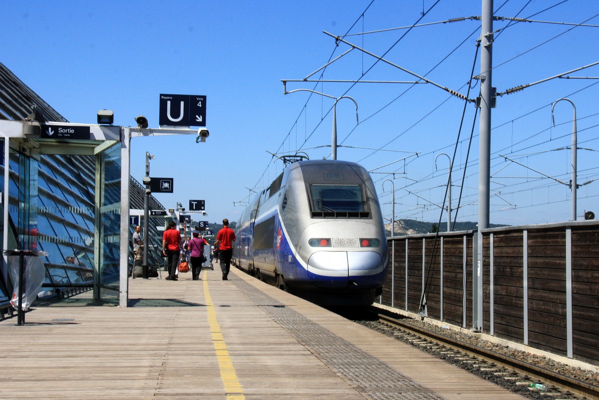 Ein Nachschuss von TGV 26438 aus Marseille-St-Charles(F) nach Paris Gare de Lyon(F) bei der abfahrt aus Avignon-TGV-Gare(F) bei tollem Sommerwetter am 9.8.2013. 
