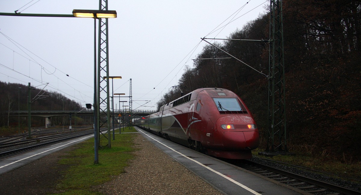 Ein Nachschuss vom Thalys aus Essen-Hbf-Paris(F) kommt durch Stolberg-Rheinland-Hbf aus Richtung Köln und fährt in Richtung Eilendorf,Aachen-Rothe Erde,Aachen-Hbf bei Regenwetter am Kalten vom 13.12.2014.