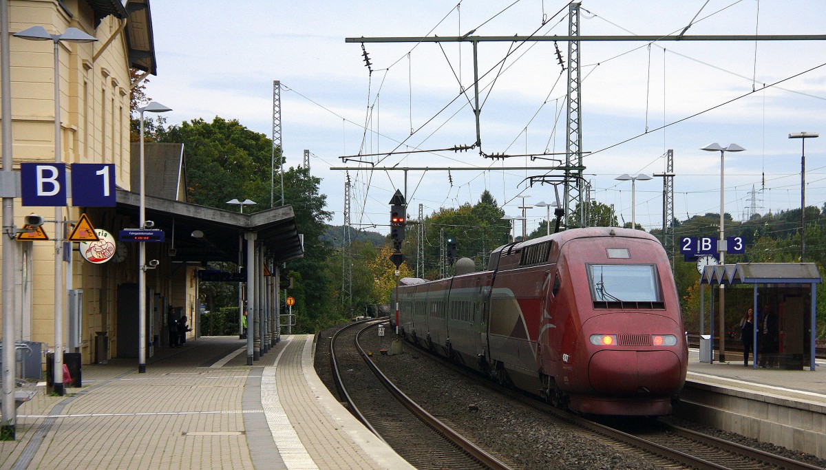 Ein Nachschuss vom Thalys aus Köln-Hbf-Paris(F) kommt durch Herzogenrath als Umleiter aus Richtung Rheydt,Übach-Palenberg, und fährt in Richtung Kohlscheid,Richterich,Laurensberg,Aachen-West,Aachen-Schanz,Aachen-Hbf bei Regenwolken am Abend vom 12.10.2014.
