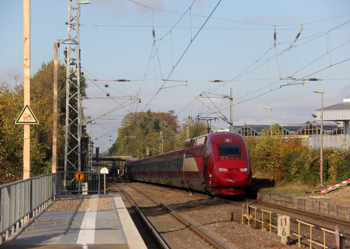 Ein Nachschuss vom Thalys aus  Paris(F)-Köln-Hbf kommt aus Richtung Aachen-West als Umleiter und fuhr durch Kohlscheid in Richtung Herzogenrath,Rheydt. 
Aufgenommen von Bahnsteig 2 in Kohlscheid. 
Bei Sonnenschein und Wolken am Nachmittag vom 27.10.2018.