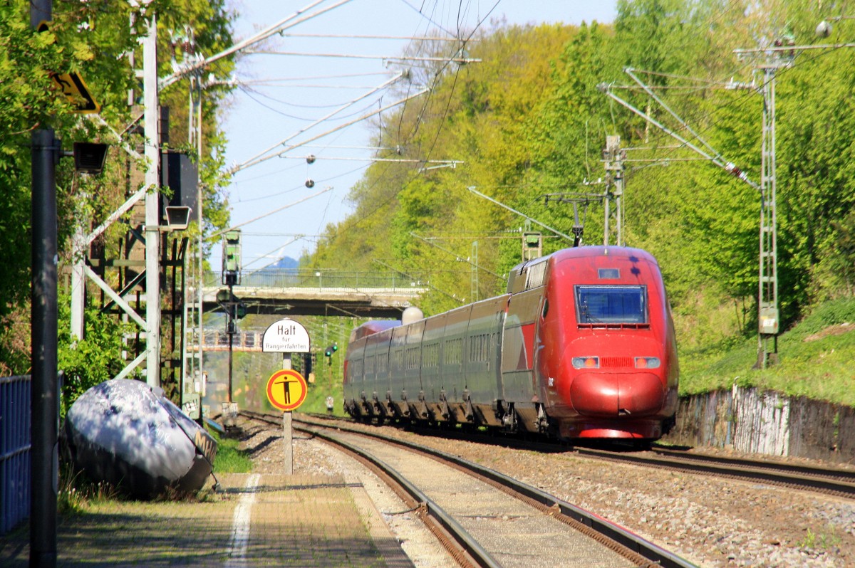 Ein Nachschuss vom Thalys aus Paris(F)-Köln-Hbf kommt aus Richtung Aachen-West als Umleiter und fährt durch Kohlscheid und fährt in Richtung Herzogenrath,Neuss bei schönem Frühlingswetter am 19.4.2014. 