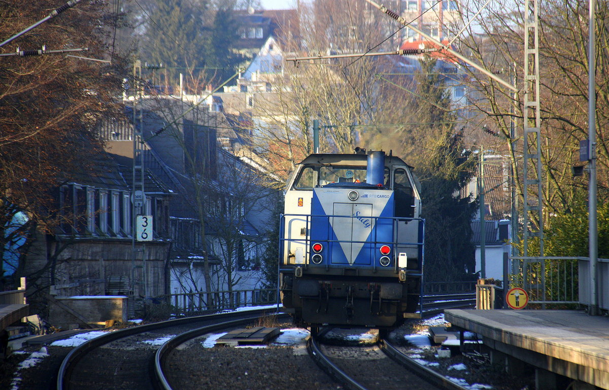 Ein Nachschuss von der V105 von der Rurtalbahn kommt als Lokzug aus Richtung Stolberg-Rheinland,Eilendorf,Aachen-Rothe Erde,Aachen-Hbf und fährt durch Aachen-Schanz in Richtung Aachen-West. 
Aufgenommen vom Bahnsteig von Aachen-Schanz.
Bei Sonnenschein am Kalten Nachmittag vom 25.1.2017.