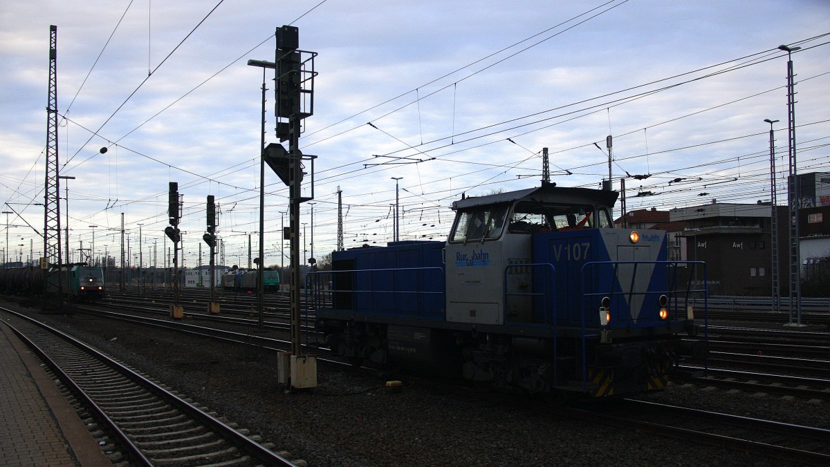 Ein Nachschuss von der V107 von der Rurtalbahn rangiert in Aachen-West.
Aufgenommen vom Bahnsteig in Aachen-West bei Wolken am Nachmittag vom 16.1.2015.