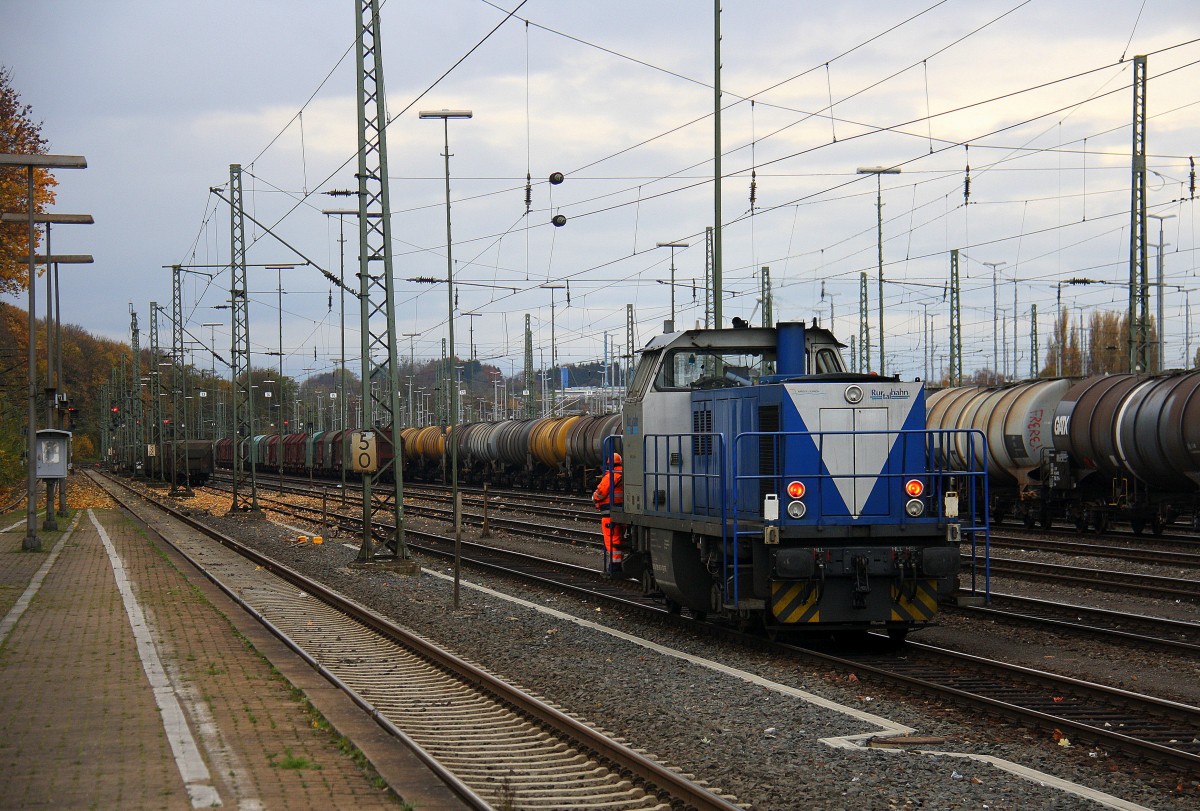 Ein Nachschuss von der V107 von der Rurtalbahn rangiert in Aachen-West. 
Aufgenommen vom Bahnsteig in Aachen-West.
Bei Sonne und Regenwolken am Nachmittag vom 4.11.2015.