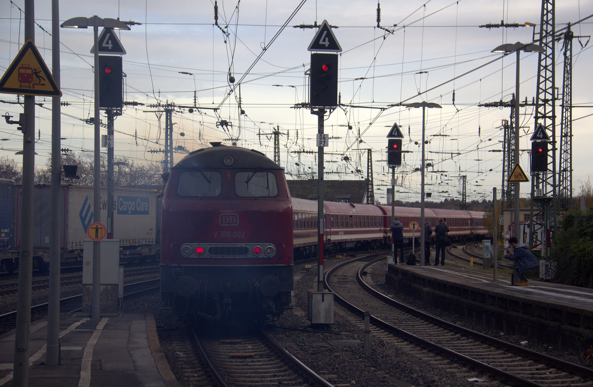 Ein Nachschuss von der V160 002  Lollo schiebt einen Sonderzug von Aachen-Hbf nach Aachen-Rohte-Erde.
Aufgenommen vom Bahnsteig 6 vom Aachen-Hbf. 
Am Mittag vom 1.12.2018.
