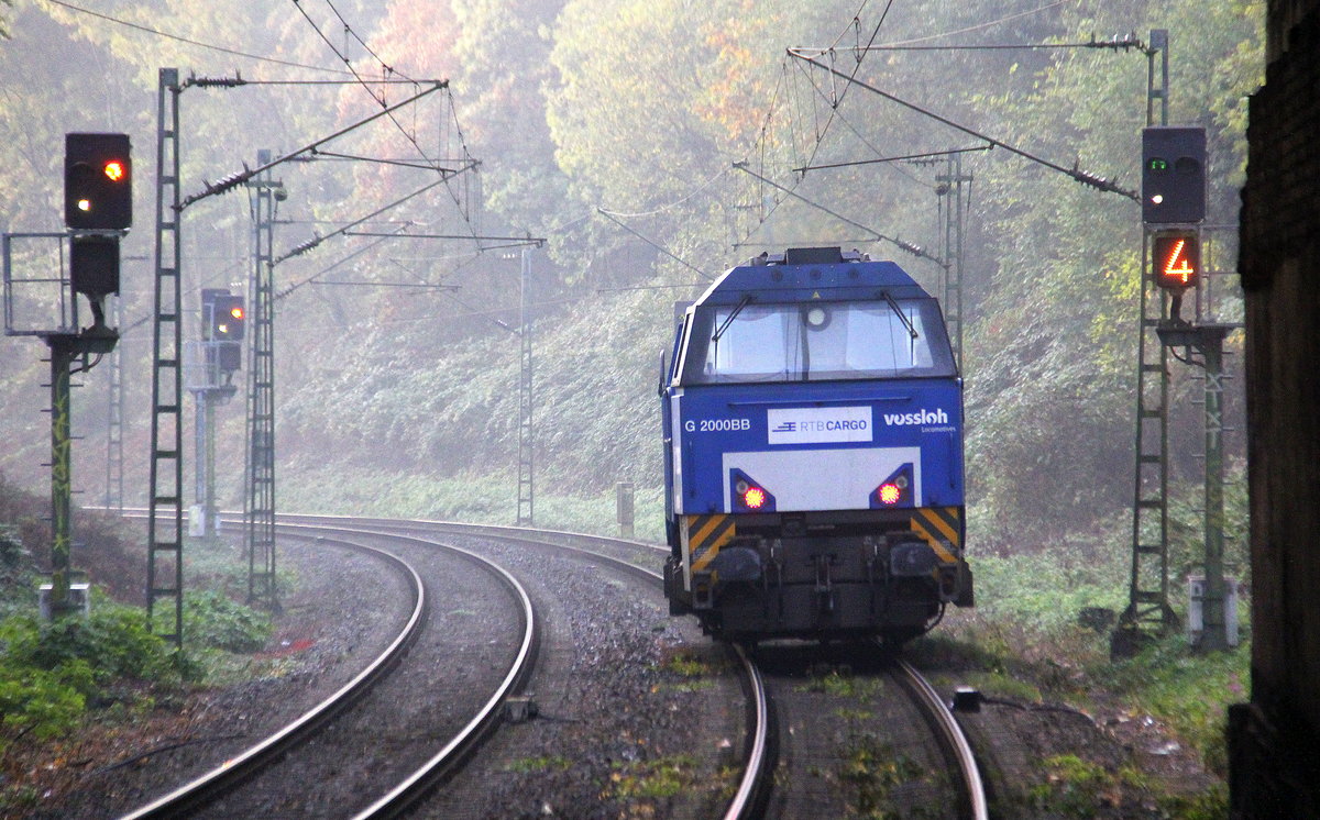 Ein Nachschuss von der V203 von der Rurtalbahn kommt als Lokzug aus Aachen-West(D) nach Düren(D)  und fuhr durch Aachen-Schanz in Richtung Aachen-Hbf,Aachen-Rothe-Erde,Eilendorf,Stolberg-Hbf(Rheinland),Eschweiler-Hbf,Langerwehe,Düren.
Aufgenommen vom Bahnsteig von Aachen-Schanz. 
Am Morgen vom 9.10.2018.